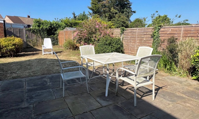 Tea Green House | Comfortable 3-Bed House Near Luton Airport with Parking