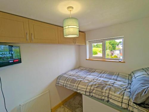 Bromley Cross House | Cozy Single Room with Smart TV, Steps from Train Station