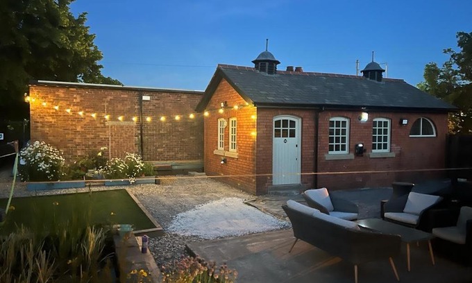 Bromborough Apartment | Cozy Cottage in Wirral - Guest Rated 9.9 with Kitchen & Breakfast