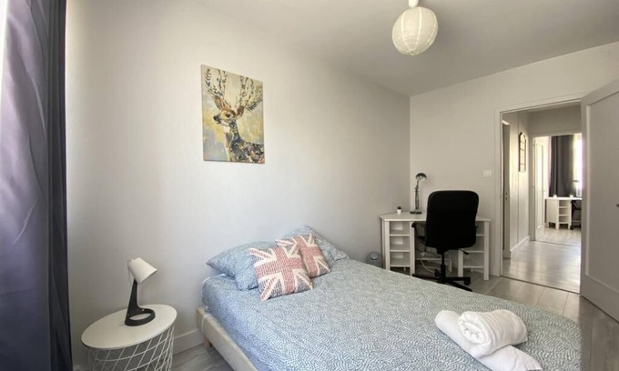 Sablon - Trudaine Apartment | Cozy 3-Bedroom Retreat with Workspaces and Breakfast