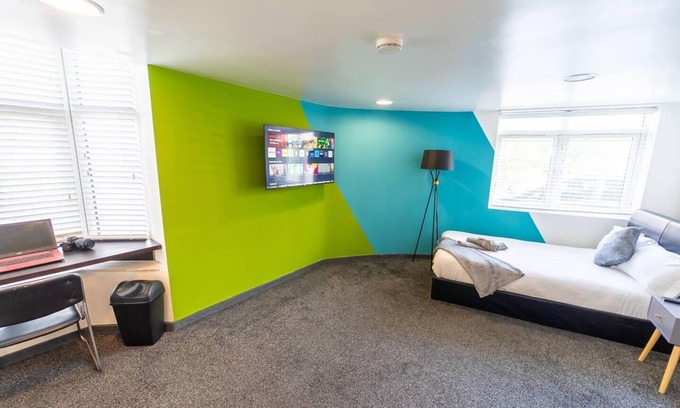 Selly Oak Apartment | Inviting Studio with Kitchen and Breakfast Included