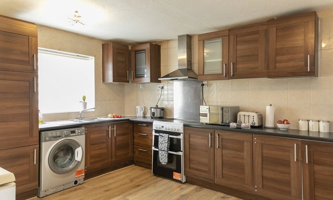 Vange House | Comfortable Stay with Free Wifi and Breakfast Near City