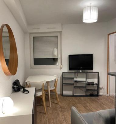 Jean Moulin - Marius Berliet Apartment | Cozy Studio with Child-Friendly Amenities and High Ratings
