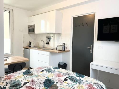 Bagneux Apartment | Charming Studio Retreat Near Paris for Family Getaways
