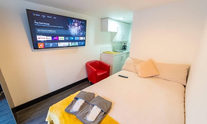 Selly Oak Apartment | Cozy Studio Near University with Breakfast and Kitchen