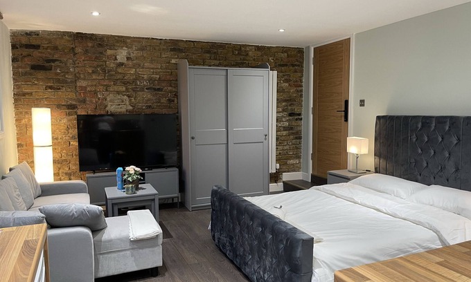 West Brompton Apartment | Charming Studio Flat with Balcony in Central London