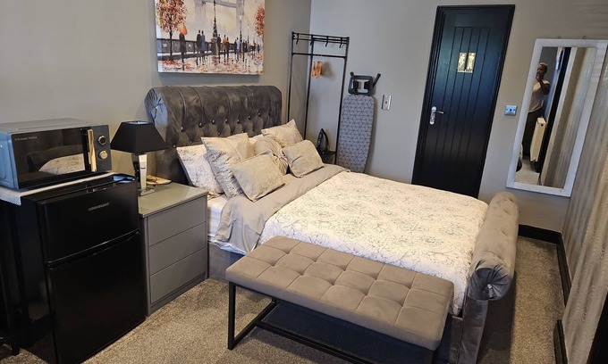 Dudley Apartment | Cosy Studio in Dudley City Center