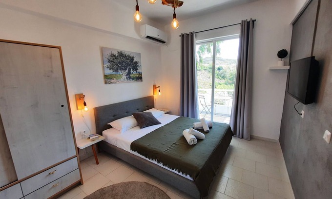 Kalithies Apartment | Quiet Retreat: Cosy Studio with Kitchen and Breakfast