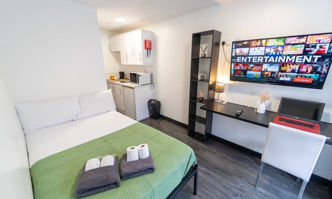 Selly Oak Apartment | Cozy Studio Near UOB - 10 Minutes from the City!