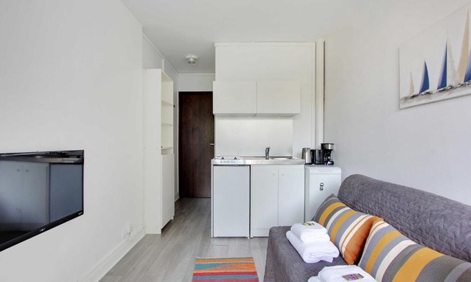 19th Arrondissement House | Cosy studio w view of Canal de l'Ourcq La Villette