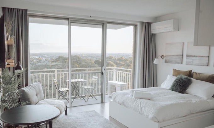 Greenwich Apartment | Inviting Studio with Breathtaking Views - Rated 9/10