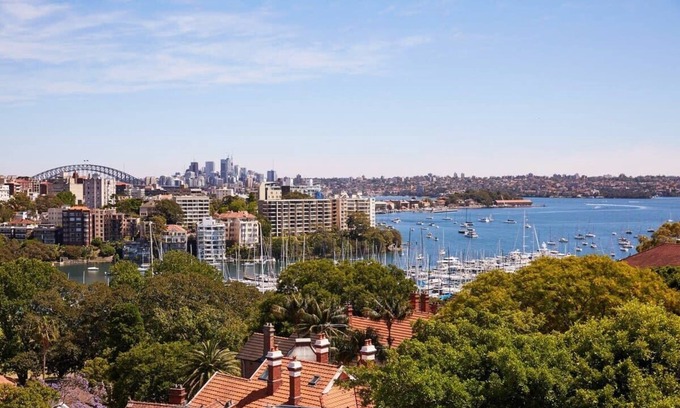 Darling Point Apartment | Inviting Studio with Rooftop Terrace and Scenic Bay Views