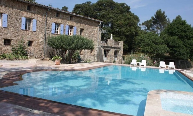 Signes Apartment | Charming Studio Retreat with Pool Amidst Scenic Vineyards