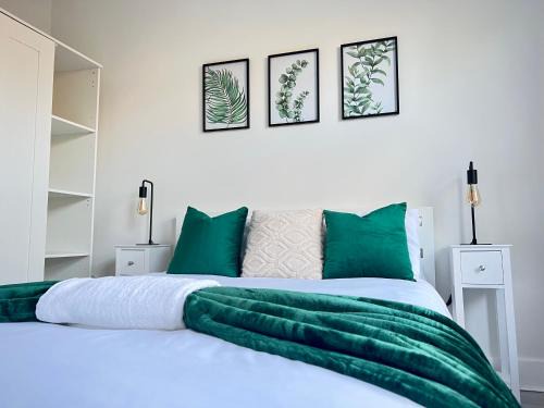Lea Bridge Apartment | Chic Boho 2-Bed Flat with Garden, Rated 9/10 by Guests