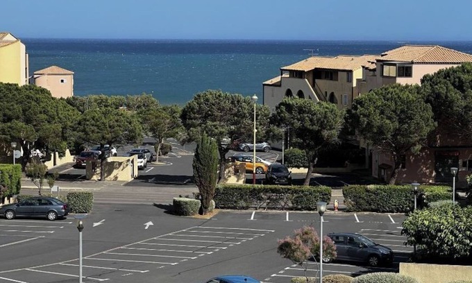 Saint-Pierre-la-Mer Apartment | Inviting T2 Sea View Cabin with Pool and Spa Amenities