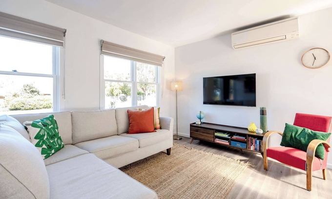 Torquay House | Cosy Torquay Beach Shack, Minutes walk to the beach!