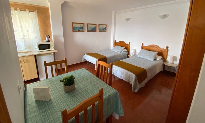 Santa Cruz de Tenerife House | Inviting Twin Beds Await at El Galeón with Breakfast Included
