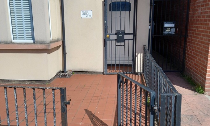 Westcliff-on-Sea Apartment | Cozy Two-Bedroom Flat with Breakfast & Child-Friendly Amenities