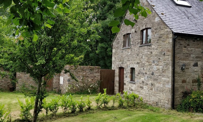 Tuamgraney House | Cozy Two-Bedroom Lodge near Raheen Woods, Pet-Friendly Stay