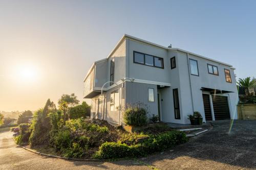 Whanganui House | Cosy Unit With Incredible Views & SKY TV