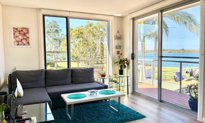 Ballina Apartment | Inviting Retreat with Park & Water Views, Rated 10/10