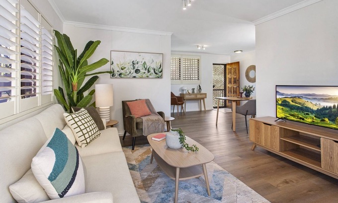 New Farm Apartment | Comfortable Unit with Parking near New Farm Park & River