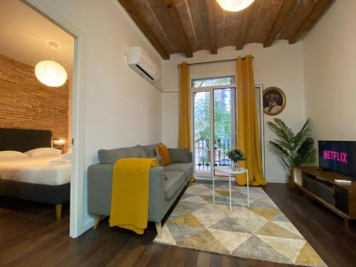 El Poble-sec Apartment | Inviting Urban Retreat: Cosy Oasis with Family Amenities