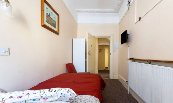 Fairfield House | Cozy Victorian Retreat Near City Centre and Transport