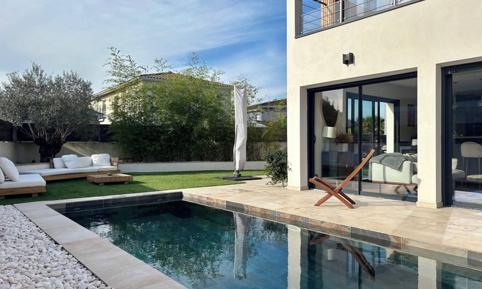 Bordeaux-Lac Villa | Charming Villa Retreat with Private Pool & Lake View