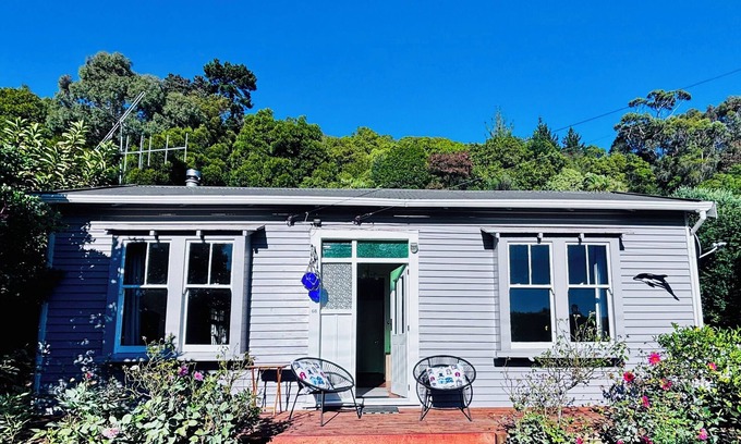 Kaikoura Villa | Cosy vintage villa in central Kaikoura. Short walk to town & beach. Pet friendly