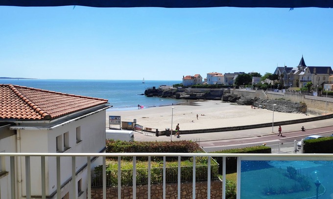 Pontaillac Apartment | Inviting Waterfront Apartment at Pigeonnier Beach, 10/10 Rated