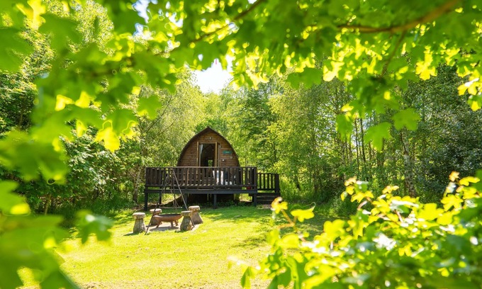 Markfield Cabin | Cosy Woodland Cabin with Hot Tub
