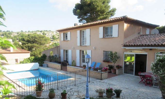 Ensues-la-Redonne Villa | côtebleue villa 10 sleeps 4ch 2bath large swimming pool 800m from the creeks