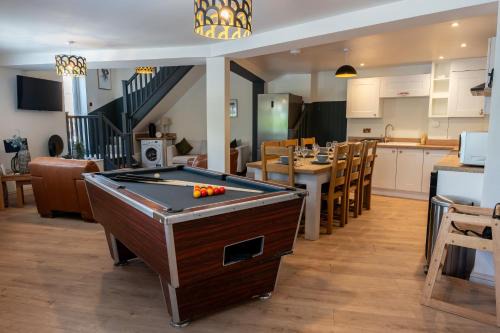Stroud House | Comfortable 5 Bedroom House with Wi-Fi and Parking