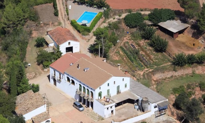 Sant Salvador de Guardiola Cottage | Enjoy Poolside Relaxation at Belvilla by OYO Mas Set Rengs