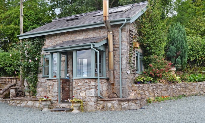 Longford Cottage | Cozy Cottage Retreat for 2 with Kitchen & Pet-Friendly Amenities