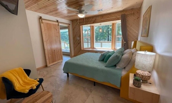 Eagle Rock House | Cozy Cottage with Lake View & Wi-Fi in Eureka Springs