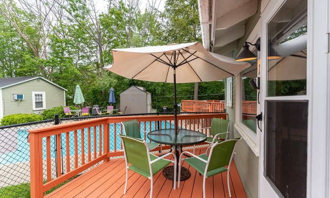 Weirs Beach Cabin | Cozy Cottage 11 with Lake View and Kitchen Amenities