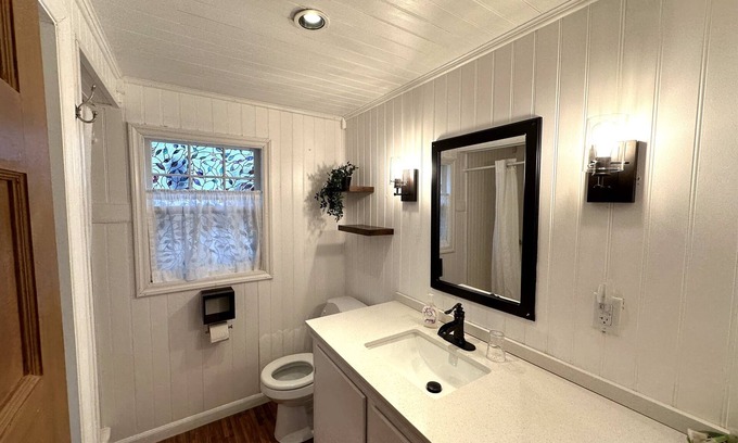 Wolfeboro Cottage | Pet-Friendly Cottage 12: Year-Round Oceanfront Escape