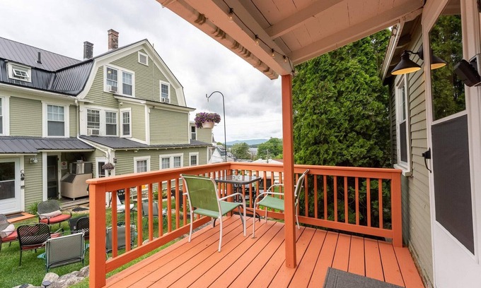 Weirs Beach Cabin | Cozy Cottage 14 with Breakfast and a Fully Equipped Kitchen