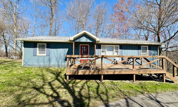 Nancy Cabin | Cozy Cottage 17 at Lee’s Ford Marina with Lake Views