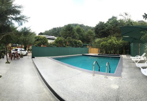 Pathadumbara House | Cozy Cottage 2010 with Pool & Breakfast for Your Family