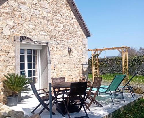 Begard House | Cozy Cottage Near Pink Granite Coast with Ocean View