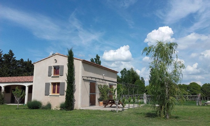 Saint-Etienne-du-Gres Cottage | Cozy Cottage for 3: Explore with Spa & Breakfast Amenities