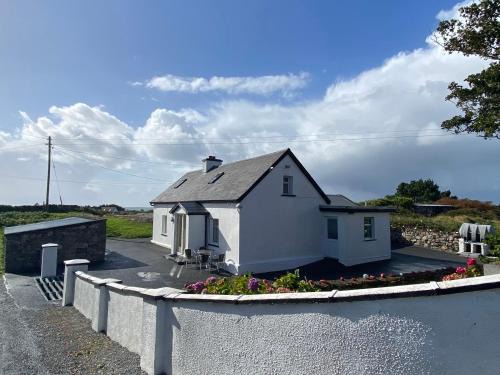 Carna House | Cozy Cottage 397 - Carna: Ideal for Family Getaways