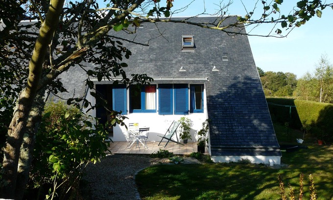 Tregunc House | Cozy Cottage for 4-5 with Pool, Steps from the Beach
