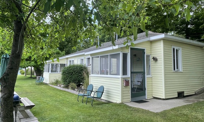 Ludington Cottage | Cozy Cottage 4: Lake View Retreat Near Hamlin Lake