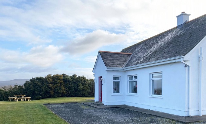 Connemara Cottage | Cozy Cottage 465 in Cashel with Oceanfront Views