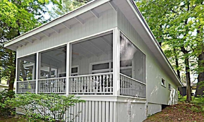 Wolfeboro House | Cozy Cottage 5 at Piping Rock Resort with Kitchen Amenities