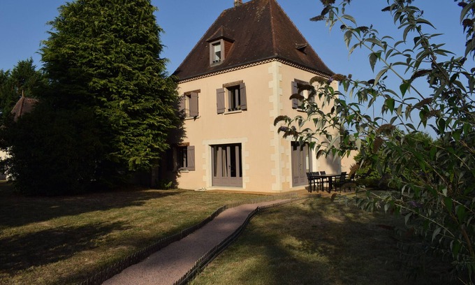 Salon House | Charming Cottage for 6 with Private Pool in Périgord